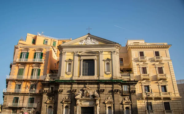 Piazza Trieste e Trento может похвастаться живописным фонтаном и церковью Сан-Фердинандо — стоковое фото