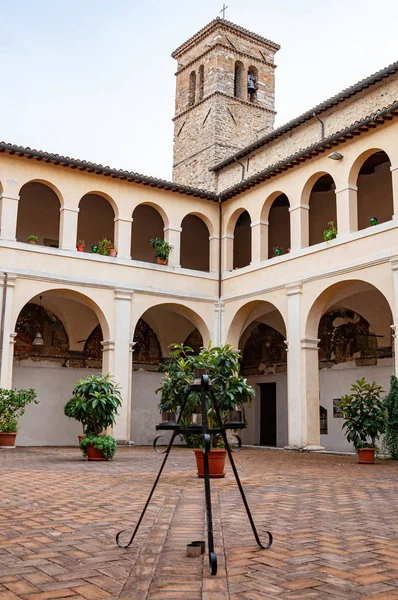 Edificios en el pequeño viallge de Montefalco, Umbría, Italia — Foto de Stock