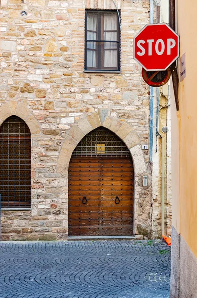 Gebäude im kleinen viallge von montefalco, umbrien, italien — Stockfoto
