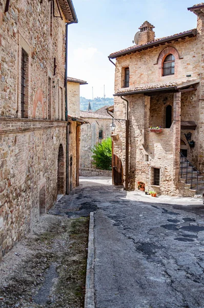 Edificios en el pequeño viallge de Montefalco, Umbría, Italia — Foto de Stock
