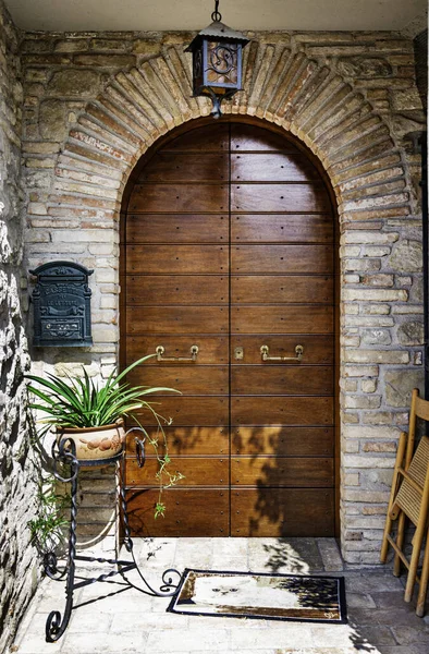 Close-up beeld van houten oude Italiaanse deur — Stockfoto