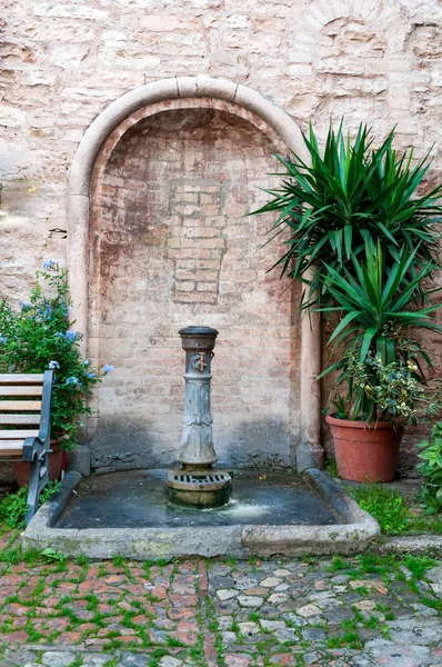 Italiensk drikkefontene i en liten landsby i Italia – stockfoto