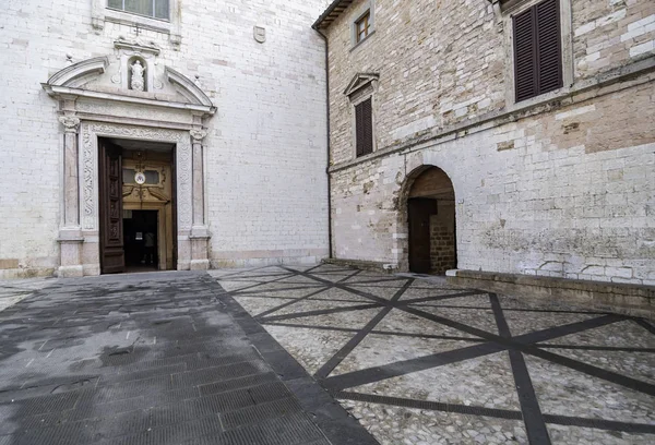 Las iglesias de Santa María la Mayor en el pequeño pueblo de Spello, Italia —  Fotos de Stock