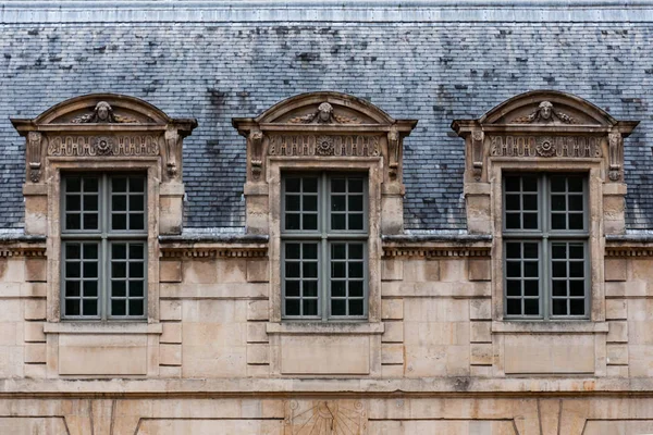 Exterior facade of a Parisian building, Paris France — 스톡 사진