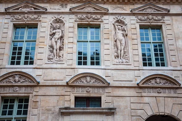 Fasada budynku w Paryżu, Paryż Francja — Zdjęcie stockowe