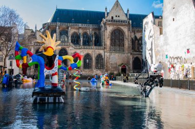 Paris, Fransa 'daki Pompidou Merkezi yakınlarındaki Stravinsky çeşmesinde heykel