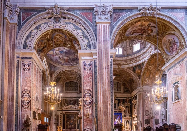 San Domenico Maggiore, rooms-katholieke kerk in Napels — Stockfoto