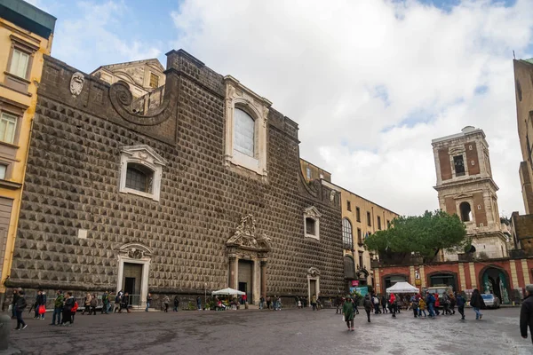 Piazza del Gesu en Nápoles y en el fondo la iglesia de Gesu Nuovo y los obelsick, Italia — Foto de Stock