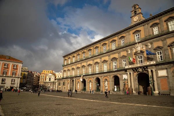 Fasáda královského paláce v Neapoli, Itálie — Stock fotografie