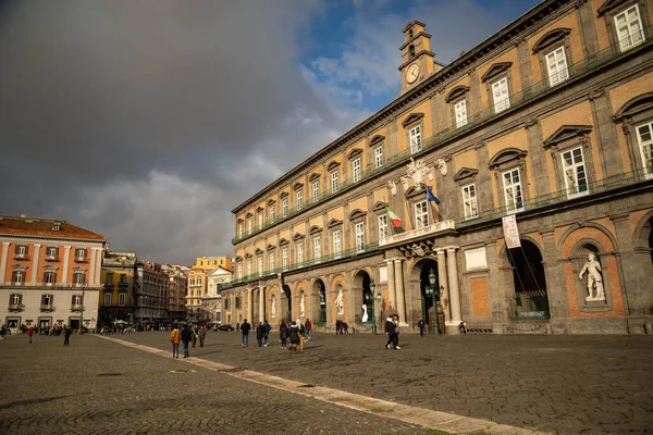 Fachada del Palacio Real en Nápoles, Italia — Foto de Stock