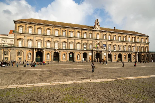 Fassade des Königspalastes in Neapel, Italien — Stockfoto