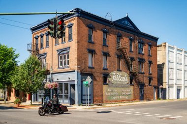 Saratoga Springs, New York, tuğla binanın dışı..