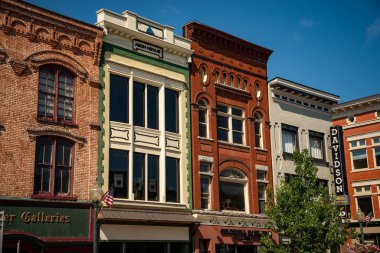 Saratoga Springs, New York, tuğla binanın dışı..