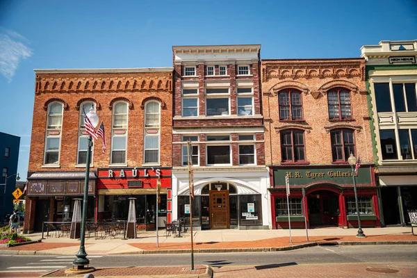 Saratoga Springs, Nova Iorque, Exterior do edifício de tijolos . — Fotografia de Stock