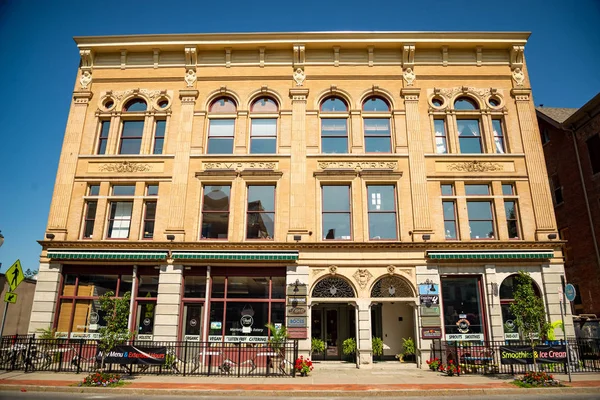 Saratoga Springs, Nova Iorque, Exterior do edifício de tijolos . — Fotografia de Stock