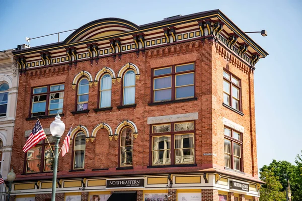 Saratoga Springs, Nova Iorque, Exterior do edifício de tijolos . — Fotografia de Stock