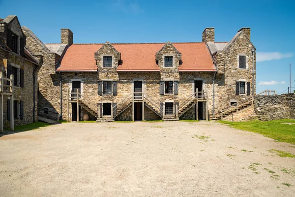 Fort Ticonderoga, velitelství pevnosti, kamenné zdi a děla — Stock fotografie