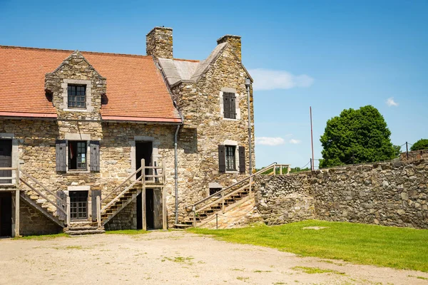 Fort ticonderoga, Fort Hauptquartier, Steinmauern und Kanonen — Stockfoto