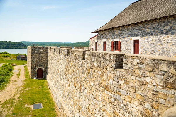 Fort ticonderoga, Fort Hauptquartier, Steinmauern und Kanonen — Stockfoto