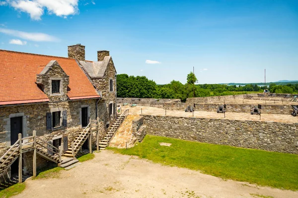 Fort ticonderoga, Fort Hauptquartier, Steinmauern und Kanonen — Stockfoto