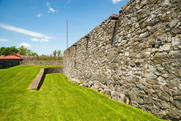 Fort ticonderoga, Fort Hauptquartier, Steinmauern und Kanonen — Stockfoto