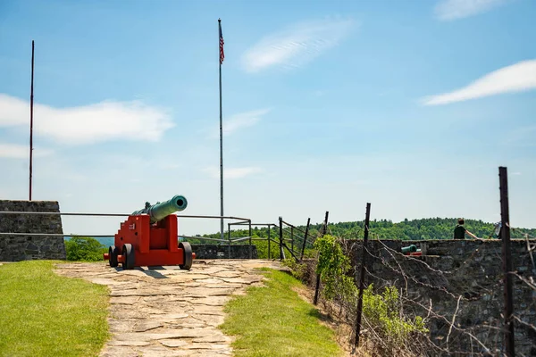 Fort Ticonderoga, velitelství pevnosti, kamenné zdi a děla — Stock fotografie