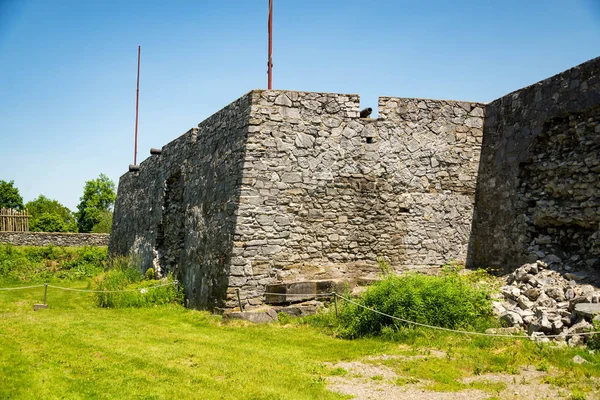 Fort Ticonderoga, hoofdkwartier van het fort, stenen muren en kanonnen — Stockfoto