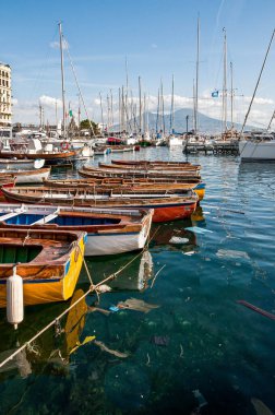 Napoli (Naples) ve gün batımında arka planda bir yaz günü, İtalya, Campania bölgesinin en bilinen Vezüv Yanardağı