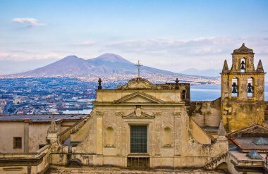 Napoli (Naples) ve gün batımında arka planda bir yaz günü, İtalya, Campania bölgesinin en bilinen Vezüv Yanardağı