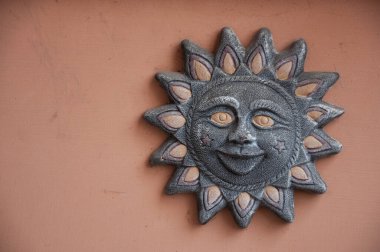 Gezegen, Güneş Terracotta gezegenini barındırıyor, duvarda.