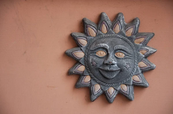 太陽のテラコッタが壁に描かれた惑星の世界 — ストック写真