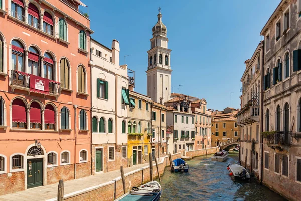 ヴェネツィア イタリア 2017年7月1日 イタリアのヴェネツィアで2017年7月1日に浮かぶボートで運河の美しい景色 — ストック写真