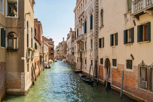 Schöne Aussicht Auf Den Kanal Mit Schwimmenden Booten Venedig Italien — Stockfoto