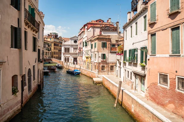 Hermosa Vista Del Canal Con Barco Flotante Venecia Italia — Foto de Stock