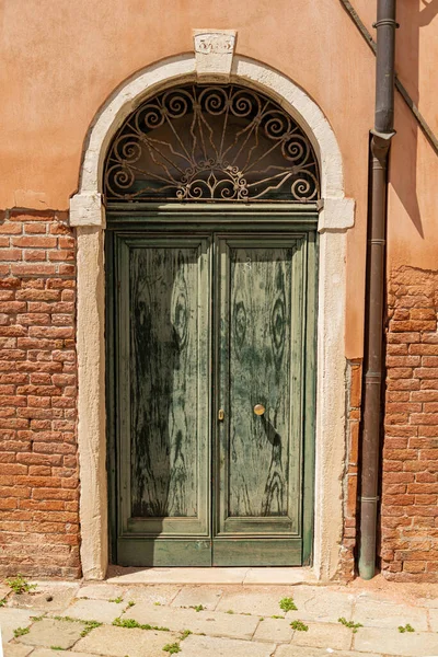 Vecchia Porta Legno Verde Vicino Canale Venezia — Foto Stock
