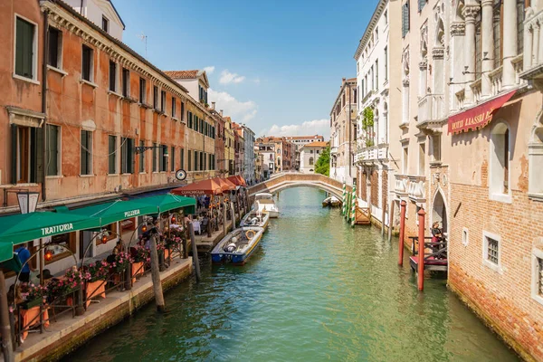 ヴェネツィア イタリア 2017年7月1日 イタリアのヴェネツィアで2017年7月1日に浮かぶボートで運河の美しい景色 — ストック写真