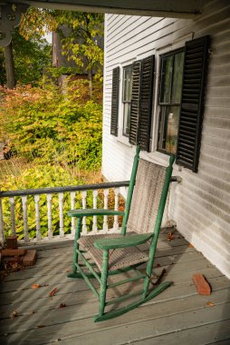 New England 'daki verandada sallanan sandalyeler