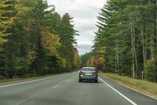 米国ニューハンプシャー州の秋の間にホワイト山脈の道路を運転する車 — ストック写真