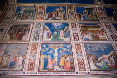 PADUA, İtalya - 2 Temmuz 2017: Scrovegni Şapeli Cappella degli Scrovegni, Arena Şapeli 'nde mermer taklidi. Kilise, Giotto 'nun 1305 yılında tamamladığı bir fresk döngüsü içerir..