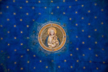 PADUA, İtalya - 2 Temmuz 2017: Scrovegni Şapeli Cappella degli Scrovegni, Arena Şapeli 'nde mermer taklidi. Kilise, Giotto 'nun 1305 yılında tamamladığı bir fresk döngüsü içerir..