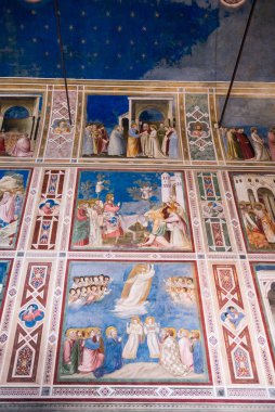 PADUA, İtalya - 2 Temmuz 2017: Scrovegni Şapeli Cappella degli Scrovegni, Arena Şapeli 'nde mermer taklidi. Kilise, Giotto 'nun 1305 yılında tamamladığı bir fresk döngüsü içerir..