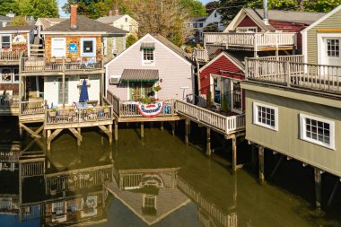 KENNEBUNKPORT, MAINE - 9 Eylül 2017: Kennebunkport, Maine, ABD 'de güzel ahşap evler