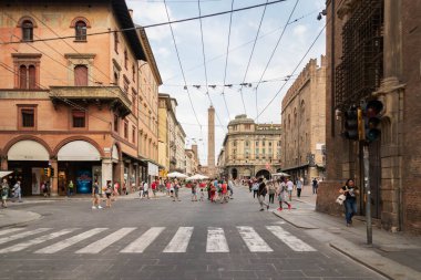 BOLOGNA, İtalya - 25 Nisan 2017: Palazzo Re Enzo yakınlarında birçok insanla birlikte Piazza Maggiore