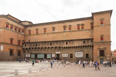 BOLOGNA, İTALYA 25 Nisan 2017: Palazza Re Enzo yakınlarında birçok insanla birlikte Piazza Maggiore