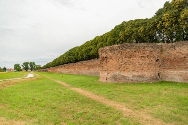 Emilia Romagna İtalya 'da Ferrara şehir duvarları ve kaleler manzarası