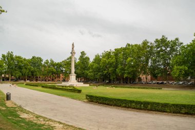 Piazza Ariostea, Ferrara, Emilia Romagna bölgesi, İtalya. Alan sütun heykeliyle süslenmiş..