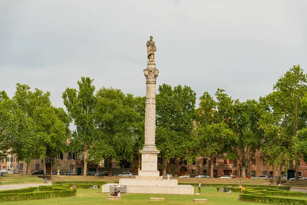 Piazza Ariostea Ferraře Region Emilia Romagna Itálie Prostor Zdoben Sochou — Stock fotografie