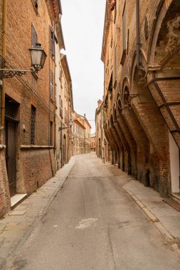 Ferrara, Emilia-Romagna, İtalya 'da sıcacık dar bir sokak. Ferrara tarihi bir ortaçağ şehridir.