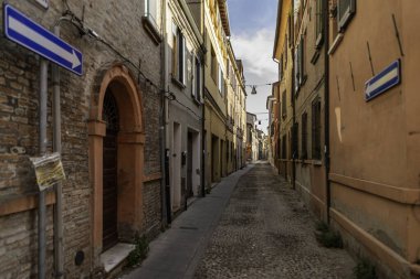 Ferrara, Emilia-Romagna, İtalya 'da sıcacık dar bir sokak. Ferrara tarihi bir ortaçağ şehridir.