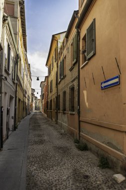 Ferrara, Emilia-Romagna, İtalya 'da sıcacık dar bir sokak. Ferrara tarihi bir ortaçağ şehridir.